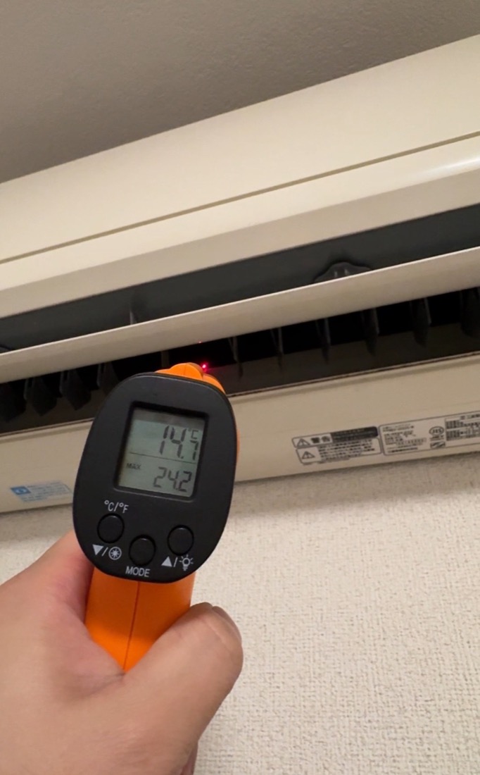 吹き出し温度を測定している様子