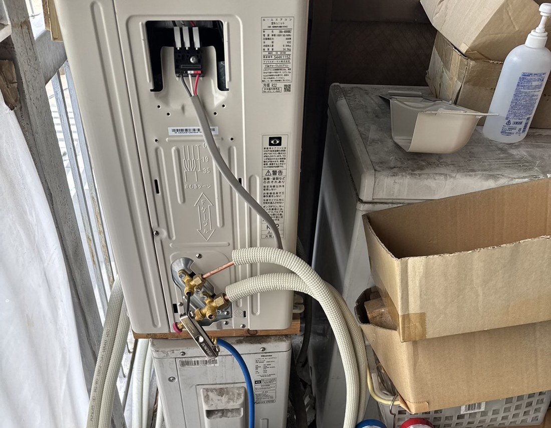 室外機と工具を使った点検作業の様子